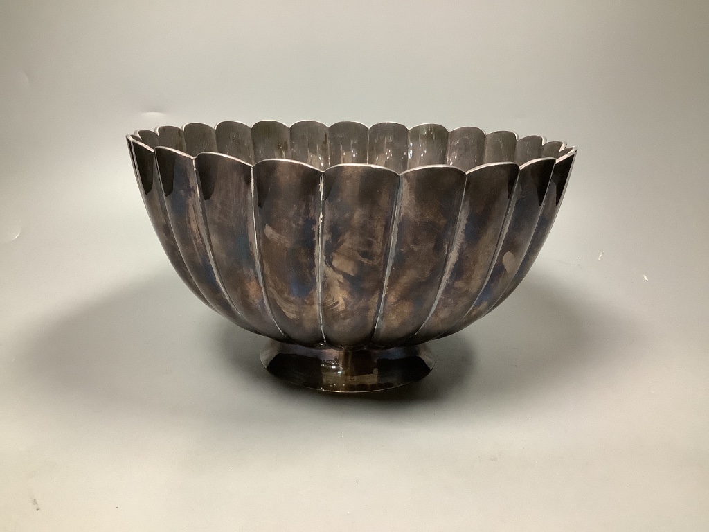 An early 20th century Japanese fluted white metal fruit bowl, Jungin mark